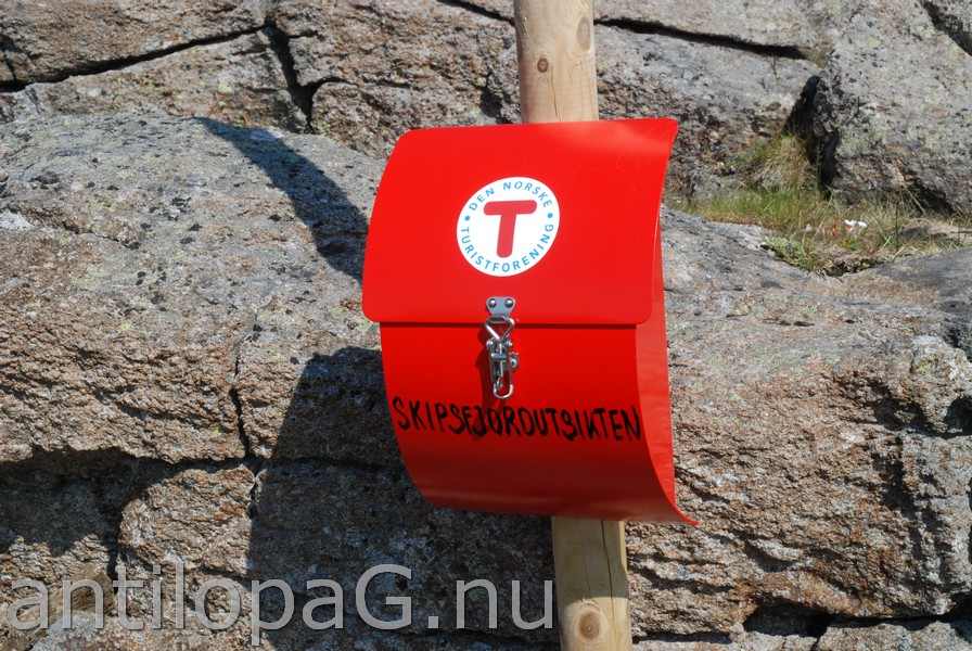 Почтовый ящик для записи о посещении достопримечательности на горе Skipsfjordutsikten Нордкапп Норвегия